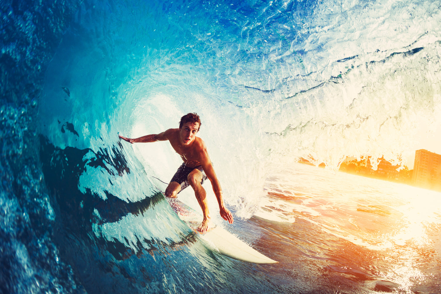 surfeur qui surf sur une vague dans l'ocean